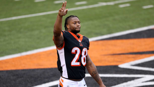 Cincinnati Bengals running back Joe Mixon (28) recognizes the fans as he walks off the field following the 33-25 win against the Jacksonville Jaguars, Sunday, Oct. 4, 2020, at Paul Brown Stadium in Cincinnati. Jacksonville Jaguars At Cincinnati Bengals Oct 4